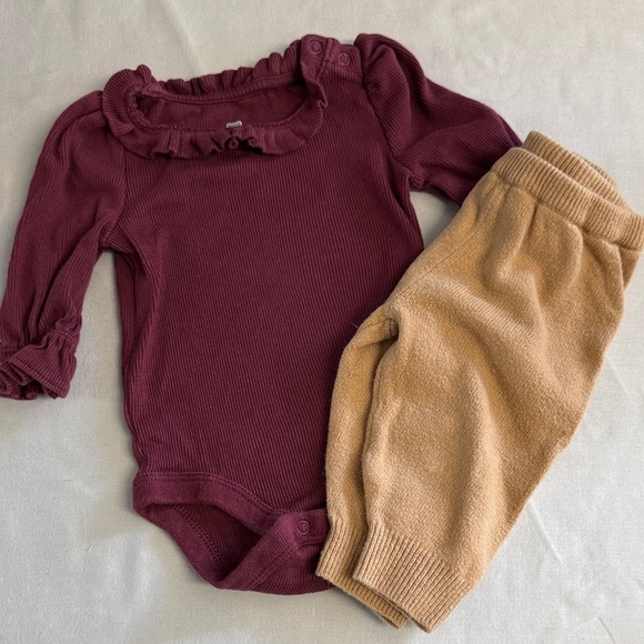 GAP Kids Matching Set - Burgundy long sleeve onesie and Tan knit pants - Picture 1 of 4
